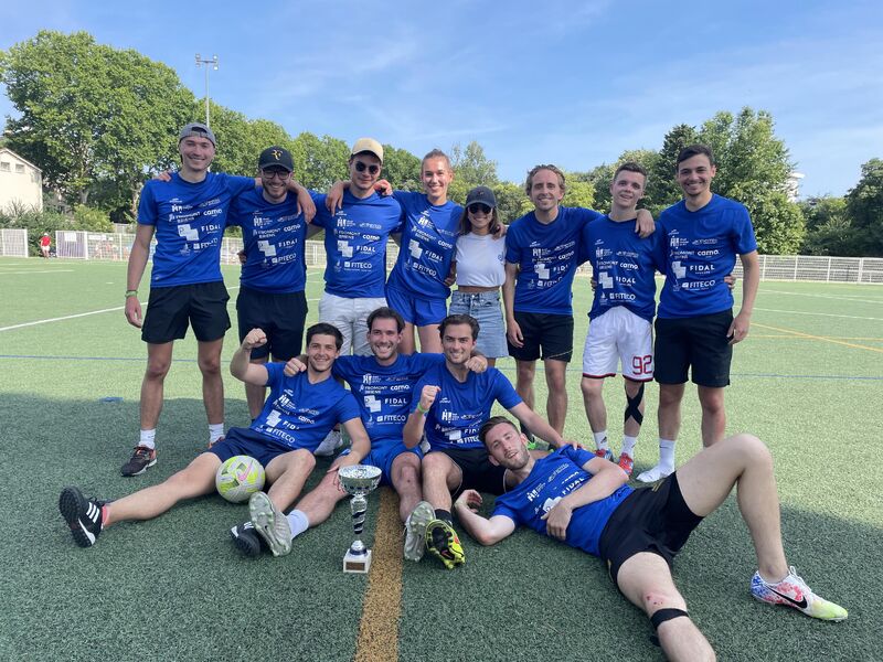 Équipe du DJCE Caen victorieuse, trophée en main, lors des épreuves sportives inter-centres
